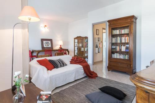 a living room with a white couch and a book shelf at Casa Giordano in Rome