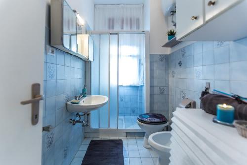 ローマにあるCasa Giordanoのバスルーム(洗面台、トイレ、シャワー付)