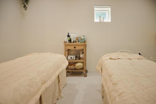 two beds sitting next to each other in a room at 쉼스테이 in Myŏnghag-yŏk