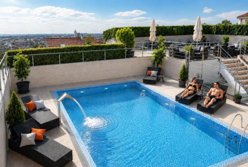 Prezident Hotel Novi Sad - Outdoor Pool & Spa — Swimming pool