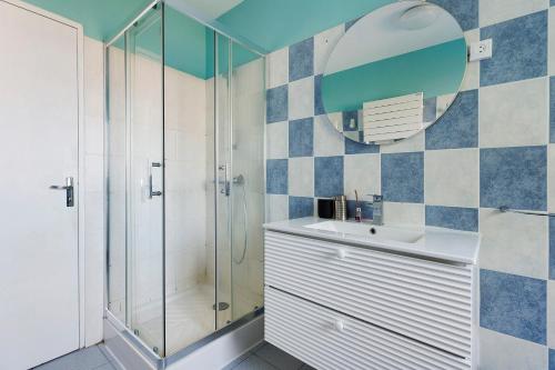a bathroom with a sink and a shower at Le Karush proche chambord in Mer