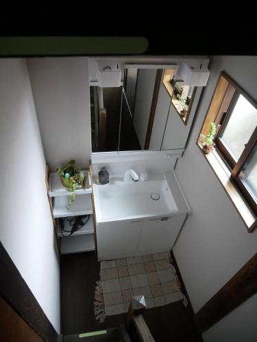 an overhead view of a bathroom with a sink and a mirror at ましこのま- 明治の建物をリノベした街中ローカルステイ in Mashiko