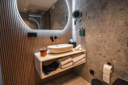 a bathroom with a sink and a mirror at Hotel zum Kaiserdom in Speyer