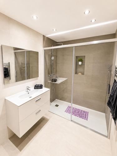 Apartamento con terrazas y vistas al mar