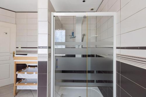a glass walk in shower in a bathroom at Le Refuge des deux Cœurs - Beauval in Villefranche-Sur-Cher