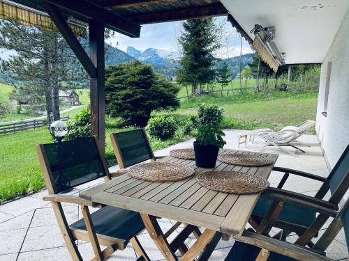 Hazel Apartment mit Bergblick, Garten & Sauna