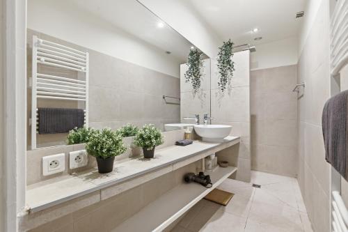 Sophisticated 1BR Near Opéra and Champs-Élysées