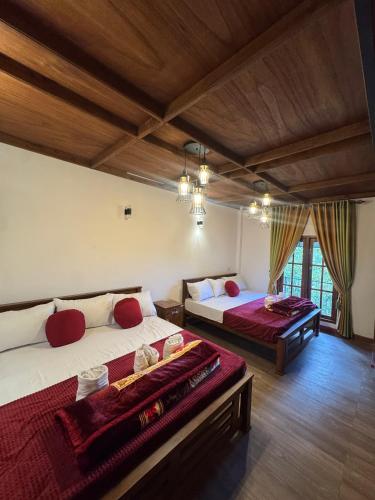a bedroom with two beds in a room at Niros Homestay Nuwara eliya in Nuwara Eliya