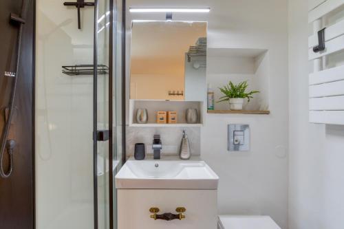 a bathroom with a sink and a shower at Chambre jardin in Lunel