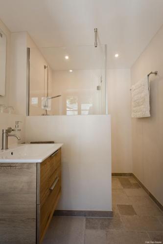 a bathroom with a sink and a shower at Haus Auf der Zinn in Beilstein