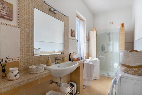 a bathroom with a sink and a mirror at Casa Ortensia in Spoleto