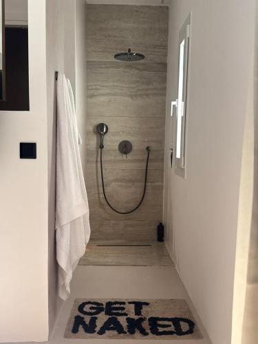 ein Badezimmer mit Dusche und Schlauch in der Unterkunft Merichas Luxurious Villa in Kythnos