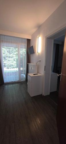 a room with a desk with a lamp and a window at Aparthotel Höper in Oyten