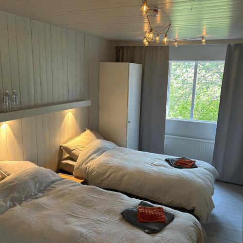 a bedroom with two beds and a window at Villa F-GRÅ in Fårösund