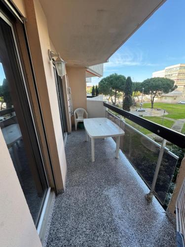 a balcony with a table and a view at À Deux Pas de la Mer charmant T2 in Canet-en-Roussillon