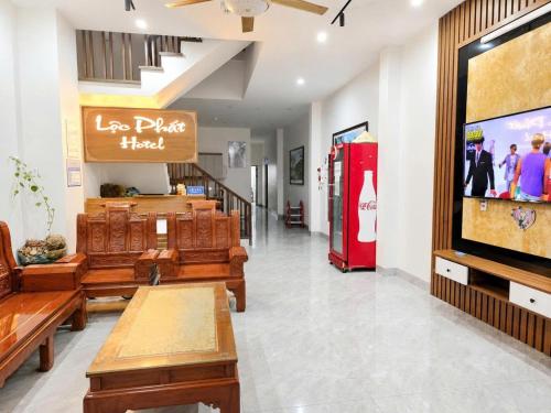 a store with couches and a tv in a room at Lộc Phát Hotel Mộc Châu in Làng Môn