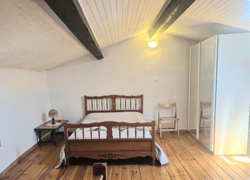 a bedroom with a bed and a table and chairs at L'Authentique - 5 Voyageurs - Château à 150m in Villeneuve