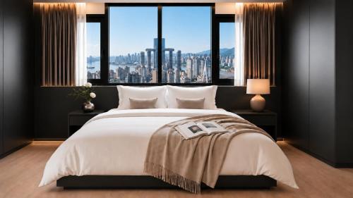 a bedroom with a large bed with a large window at 云涧江景酒店-重庆解放碑店 Chongqing Yunjian High-altitude River View Hotel-Jiefangbei Hongyadon in Chongqing