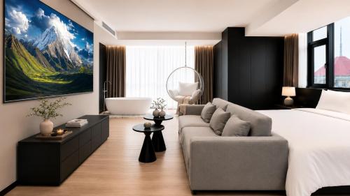 a bedroom with a large bed and a couch at 云涧江景酒店-重庆解放碑店 Chongqing Yunjian High-altitude River View Hotel-Jiefangbei Hongyadon in Chongqing