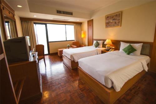 Chakungrao Riverview Hotel tesisinde bir odada yatak veya yataklar