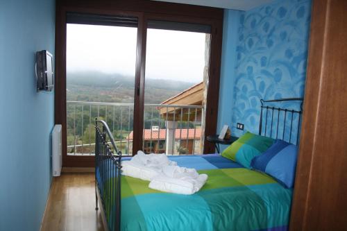 Marcelle的住宿－Casa Felisa Marcelle，一间卧室设有一张床和一个大窗户