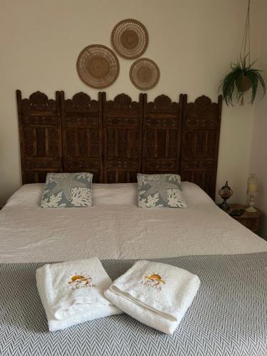a bedroom with a bed with two towels on it at B&B SEnDA de alegria in Cómpeta