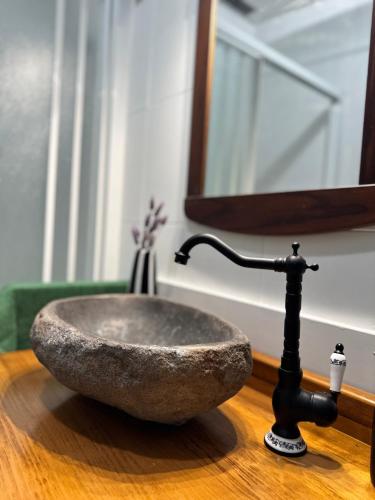 a stone sink in a bathroom with a mirror at Oreneta in Fatarella