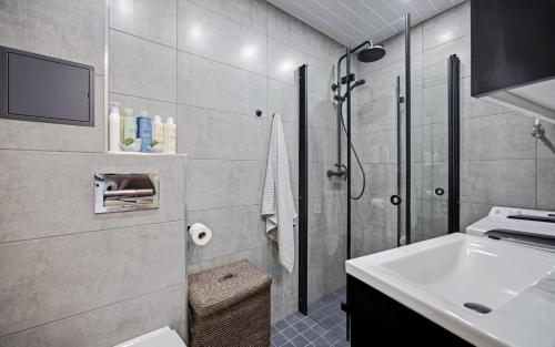 a bathroom with a sink and a shower at Hygge House Elva in Elva