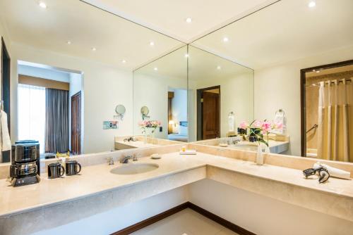 a bathroom with a sink and a large mirror at Hospedium Princess Hotel Panam&aacute; in Panama City