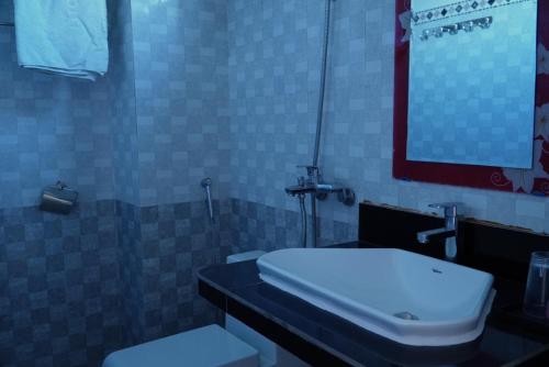 a bathroom with a white toilet and a mirror at Ngày Mới Hotel in Nghĩa Lộ