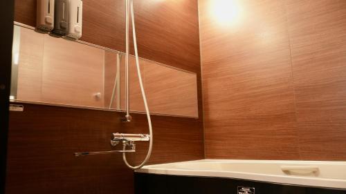 a bathroom with a shower and a bath tub at 一日一組 湘南の古民家貸別荘 Traditional Beach Villa, Quiet Seaside Stay, 10min Walk to Beach in Chigasaki