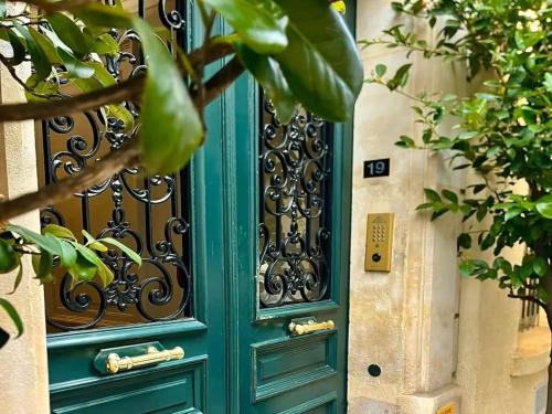 Arc de Triomphe Apartment for 8