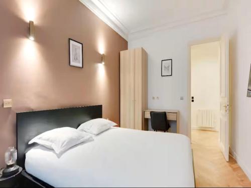 Arc de Triomphe Apartment for 8