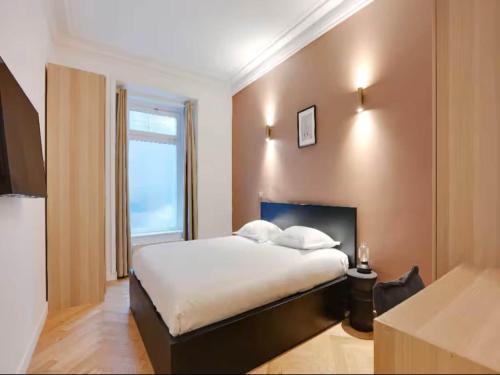 Arc de Triomphe Apartment for 8