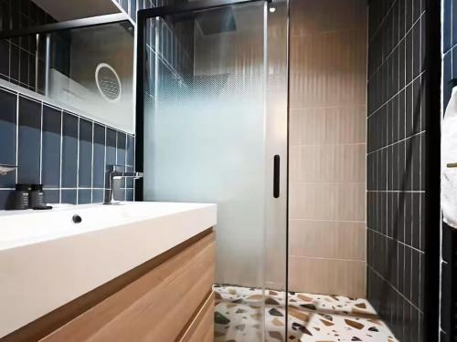 Arc de Triomphe Apartment for 8