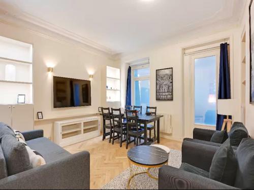 Arc de Triomphe Apartment for 8