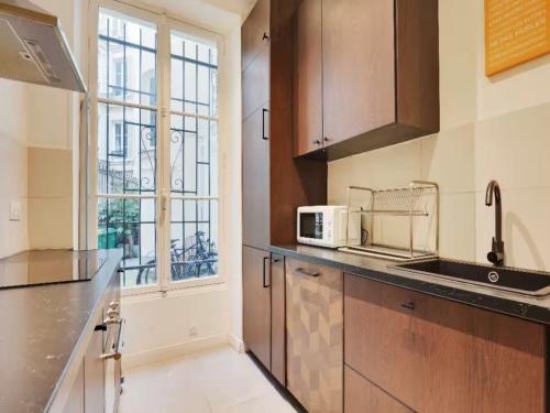 Arc de Triomphe Apartment for 8