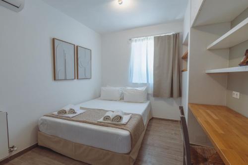 ein Schlafzimmer mit einem Bett, auf dem zwei Handtücher liegen in der Unterkunft Stunning View - Agapi's Houses in Andiparos