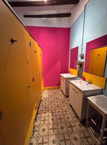 a bathroom with two sinks and a pink wall at Tarragona Rooms 4 in Tarragona