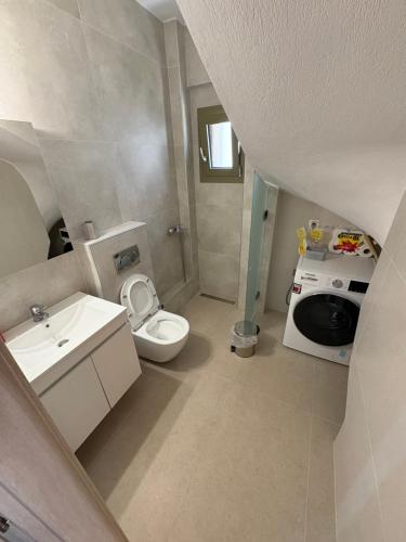 a small bathroom with a toilet and a sink at Affero Vita in Flogita