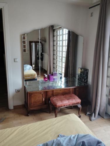 a dressing table with a mirror in a bedroom at Leo House in Selínia