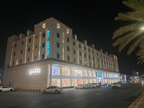 a large building with cars parked in front of it at شقق أعلي الثناء المخدومة -ELI ALTHANA Serviced Apartments in Yanbu