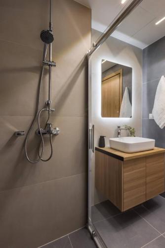 Elegant Urban Flat Near Center