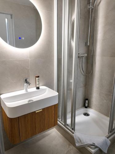a bathroom with a sink and a shower at Parkhotel am Schloss Machern in Machern