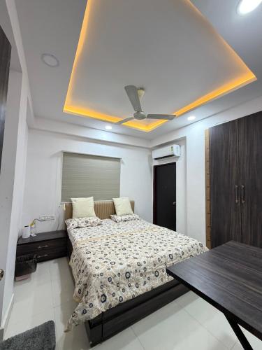 a bedroom with a bed and a ceiling fan at Cozy 2BHK with Balcony & Kitchen in Nagpur