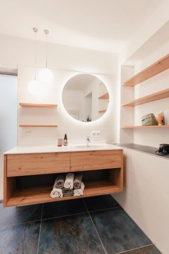 a bathroom with a sink and a mirror at Echo am See in Gmunden