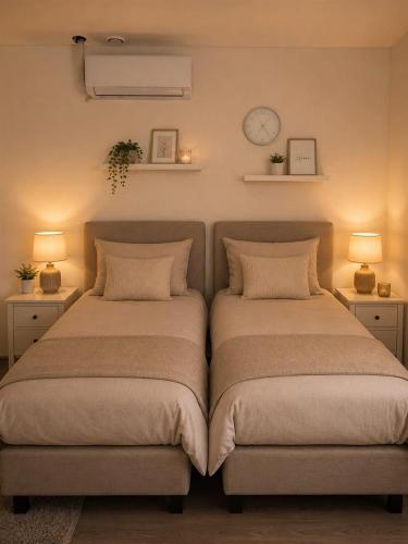 two beds sitting next to each other in a bedroom at Plekkenpolhof in Enschede
