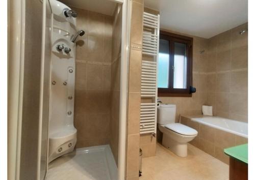 a bathroom with a shower and a toilet and a sink at Check-in casas Mesón Casa Cereza in El Run