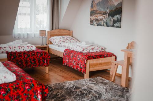 a bedroom with two twin beds and a window at U Hani in Bańska Wyżna
