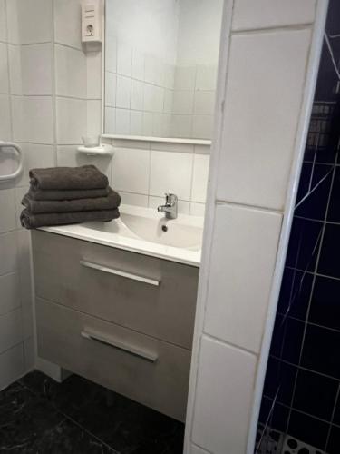 a bathroom with a sink and a mirror at Maison bord de mer Calypso in Punta Mujeres